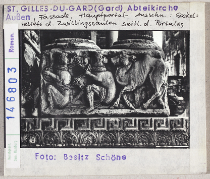 Vorschaubild Saint-Gilles-du-Gard: Abteikirche, Westfassade, Hauptportal, Sockelreliefs der Zwillingssäulen 
